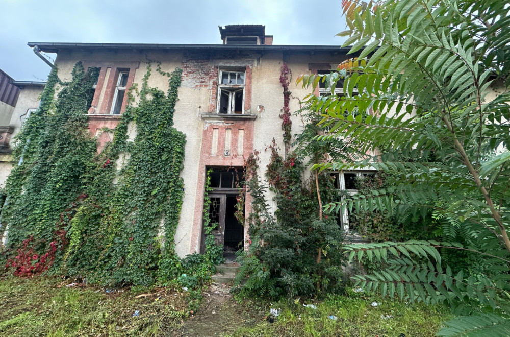 Kuća strave u centru: Objekat zarastao u korov, oko njega smeće i špricevi FOTO