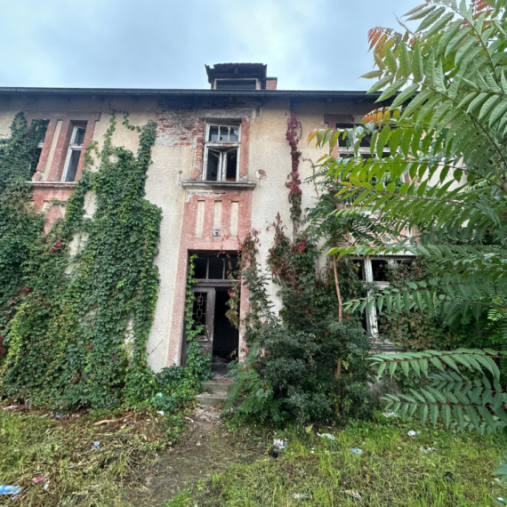 Kuća strave u centru: Objekat zarastao u korov, oko njega smeće i špricevi FOTO