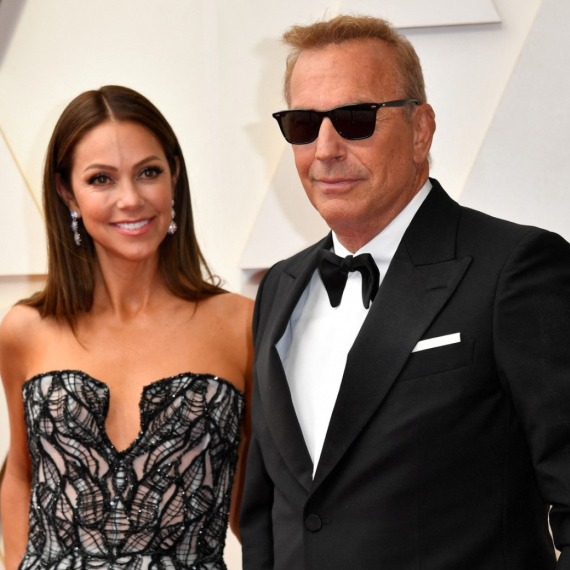 Nakon skandaloznog razvoda od glumca, bivša žena Kevina Kostnera se udala FOTO