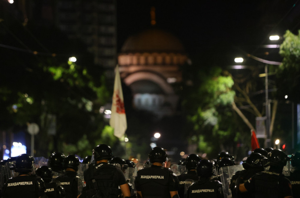 Blokaderi jezivo zapretili: Traže smrt za sve policajce FOTO