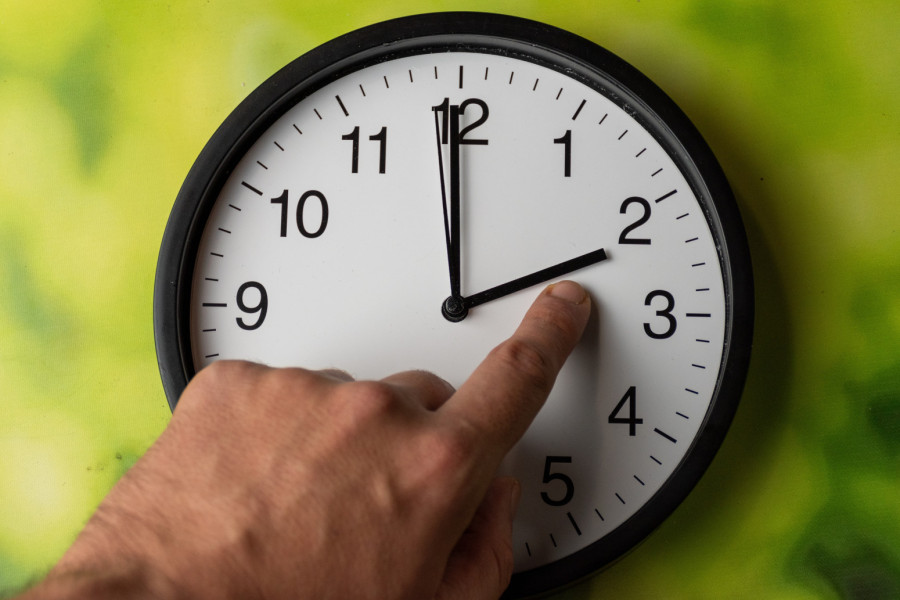 Večeras se pomera sat: Kako organizam da lakše podnese prelazak na letnje računanje vremena