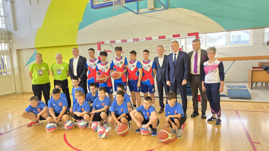 Ministar Gajić uručio donaciju sportske opreme školi Josif Kostić u Leskovcu FOTO