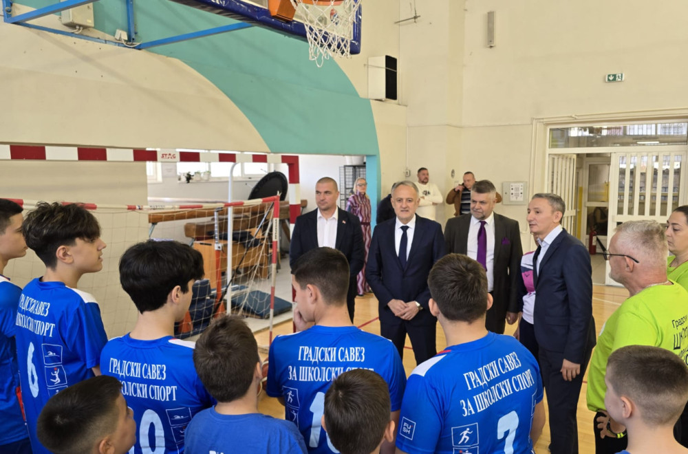 Ministar Gajić uručio donaciju sportske opreme školi "Josif Kostić" u Leskovcu FOTO