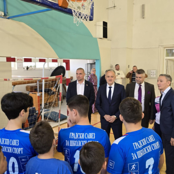 Ministar Gajić uručio donaciju sportske opreme školi "Josif Kostić" u Leskovcu FOTO