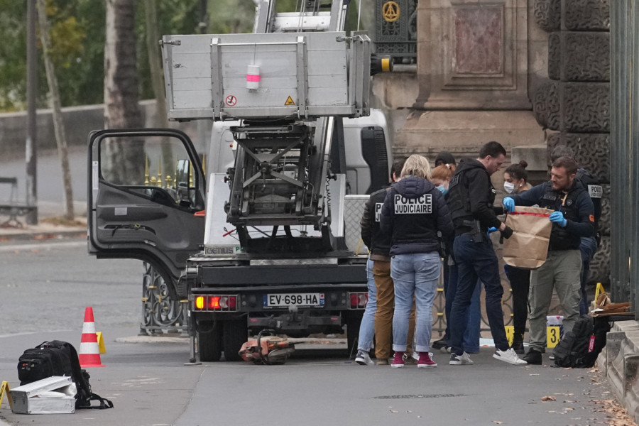 Tiho kao šapat: Proizvođač dizalica iskoristio pljačku u Luvru za ličnu reklamu FOTO