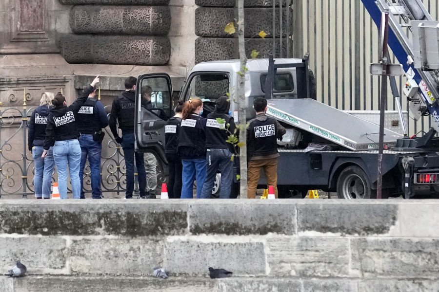 Novi dokazi u pljački veka: Lopovi iz Luvra ostavili kacigu i rukavicu