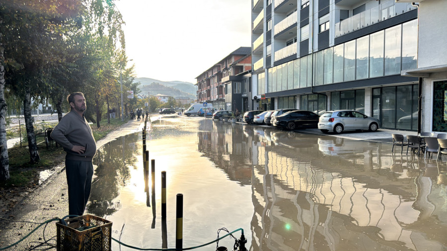 Potop na ulicama grada: Saobraćaj hitno obustavljen, podrumi pod vodom FOTO