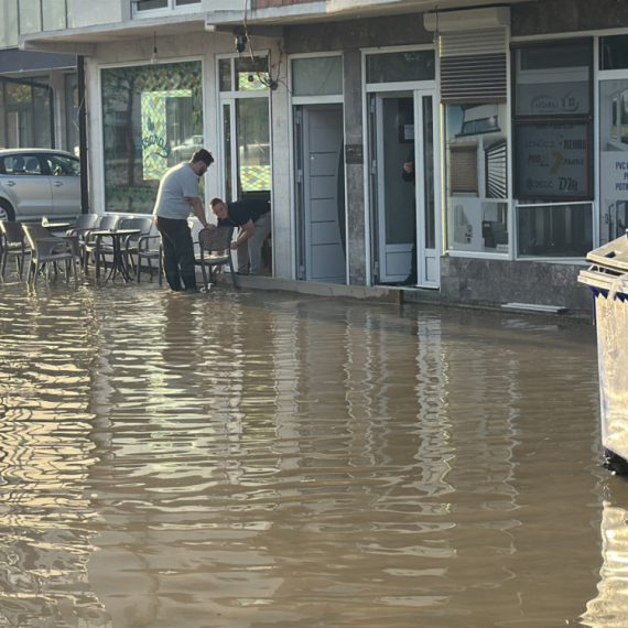 Potop na ulicama grada: Saobraćaj hitno obustavljen, podrumi pod vodom FOTO