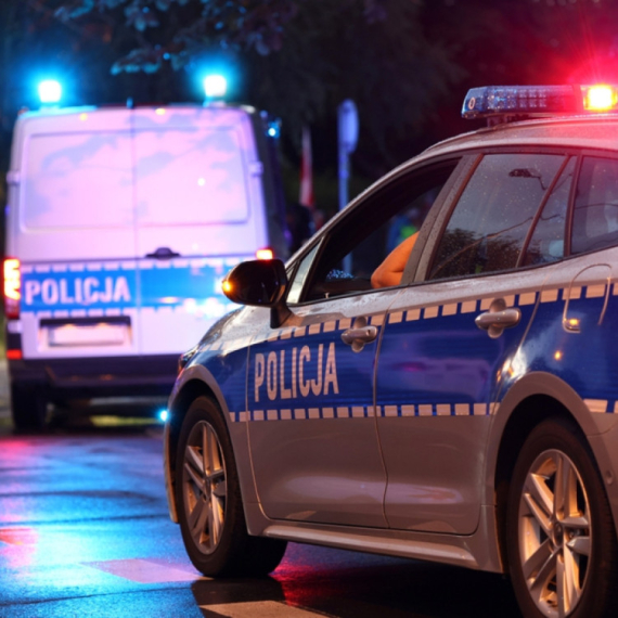 Otrovala se deca u osnovnoj školi tokom priredbe: Padali u nesvest; Evakuisano 200 osoba