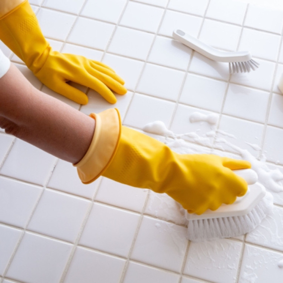 Za samo 10 minuta vaše fugne će sijati kao nove: Trik koji vraća belinu, a ne košta puno