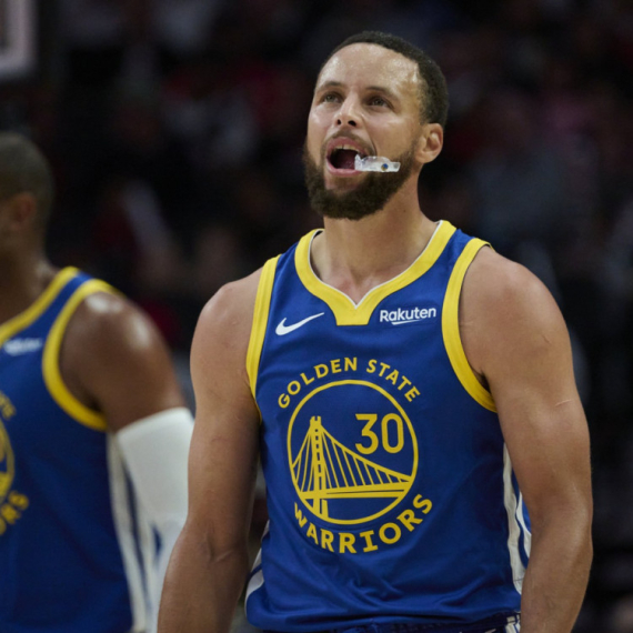 Golden Stejtu malo 67 poena Karija i Batlera – Netsi "kanta" za napucavanje VIDEO