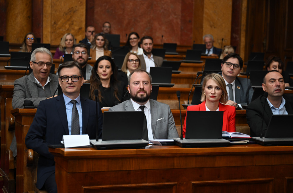 Brnabić odbrusila Mariniki: U sledećoj rezoluciji osudite i pčele ubice; Rasprava zbog zvučnog topa i EP VIDEO