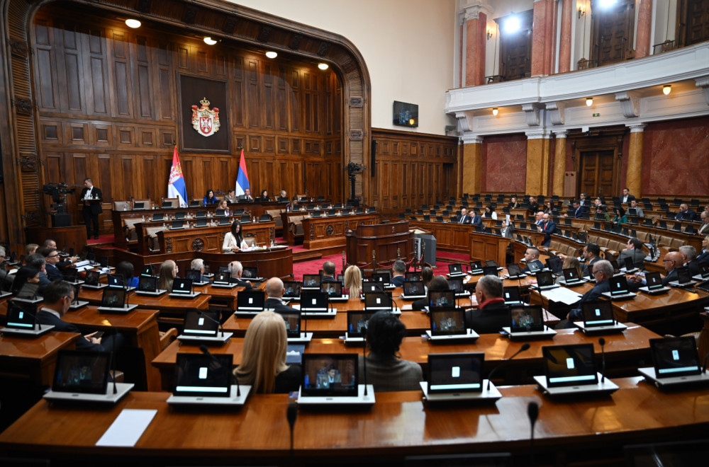 Brnabić odbrusila Mariniki: U sledećoj rezoluciji osudite i pčele ubice; Rasprava zbog zvučnog topa i EP VIDEO