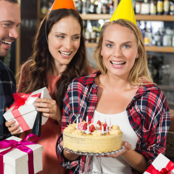 Restoran u Londonu na meti kritike: "Naknada za tortu" 160 evra VIDEO