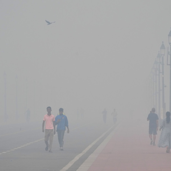 Ne vidi se prst pred okom: Smog prekrio Nju Delhi FOTO/VIDEO