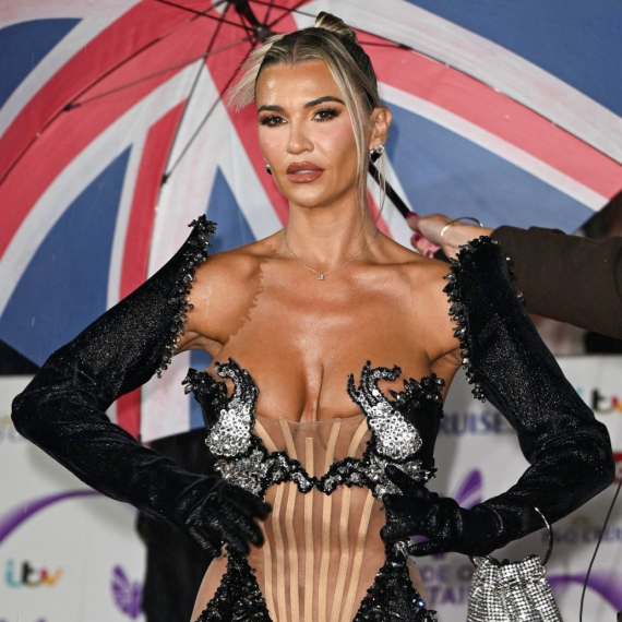 Slavna lepotica ne može da obuzda grudi: Sama i nikad vatrenija FOTO