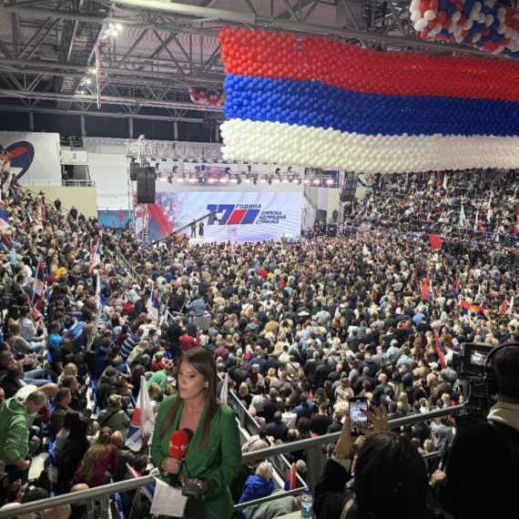 Prepuna "Kristalna dvorana"; Napolju ostalo mnogo ljudi koju nisu mogli da uđu; Obratio se Vučević FOTO