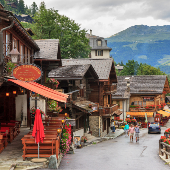 Slikoviti prizori švajcarskog sela ostavljaju bez daha: Savršen beg od buke u mir i jesenju idilu VIDEO