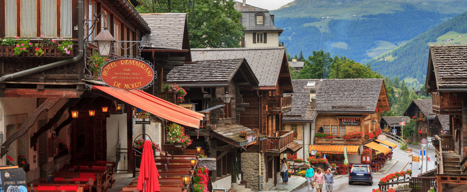 Slikoviti prizori švajcarskog sela ostavljaju bez daha: Savršen beg od buke u mir i jesenju idilu VIDEO