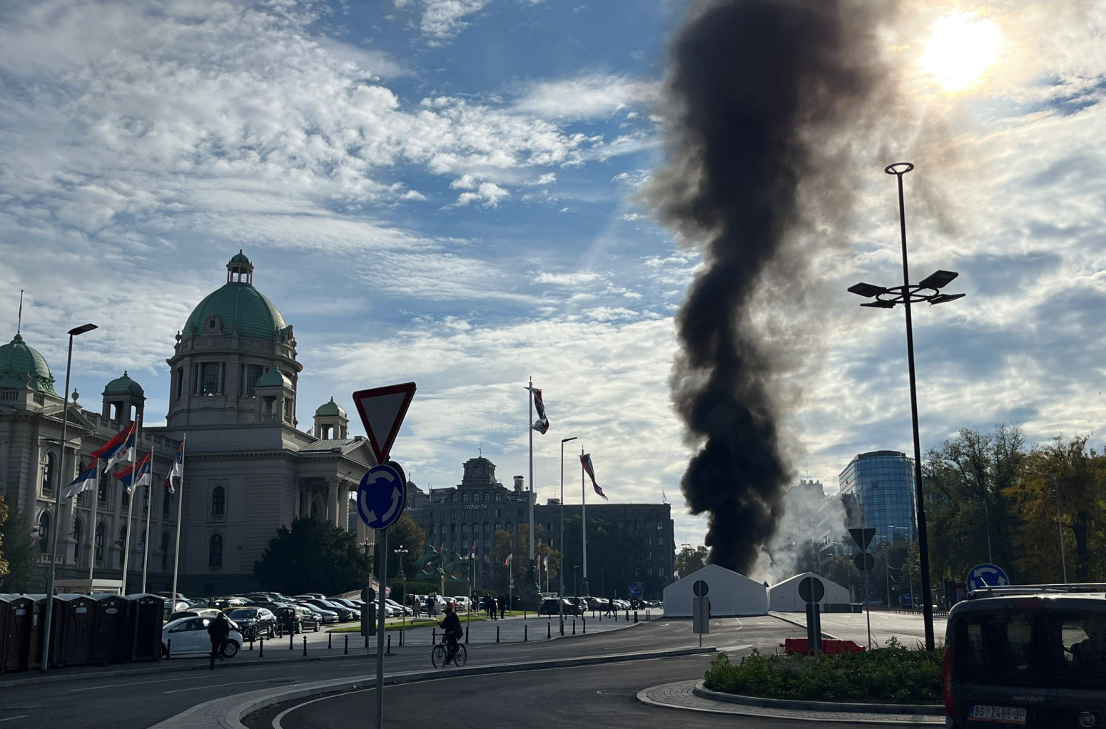 Drama in front of the National Assembly: Protester shot a man and set a tent on fire PHOTO/VIDEO