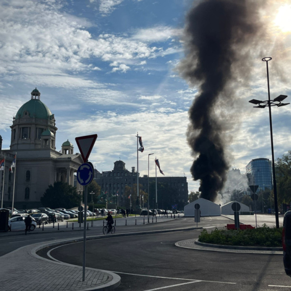 Drama in front of the National Assembly: Protester shot a man and set a tent on fire PHOTO/VIDEO
