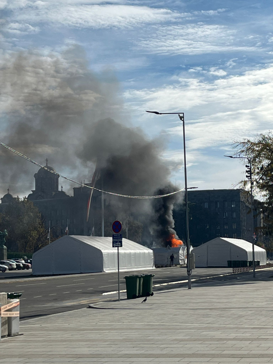 Drama in front of the National Assembly: Protester shot a man and set a tent on fire PHOTO/VIDEO