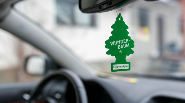 Napravili osveživač vazduha sa mirisom benzina – za nostalgične vozače strujaša VIDEO