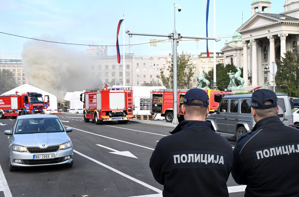 Oglasio se MUP: Muškarac ispalio više hitaca ispred Skupštine, pa namerno zapalio šator – jedna osoba ranjena
