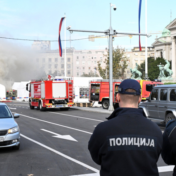 Oglasio se MUP: Muškarac ispalio više hitaca ispred Skupštine, pa namerno zapalio šator – jedna osoba ranjena