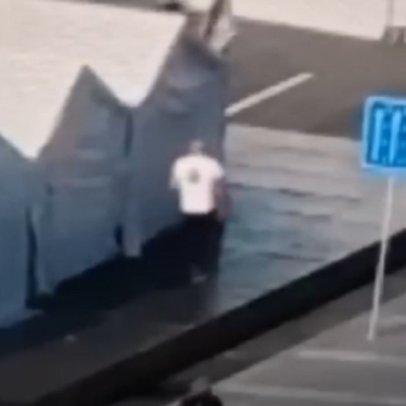 "Otac troje dece"; Ovo je ranjeni muškarac ispred Skupštine Srbije VIDEO