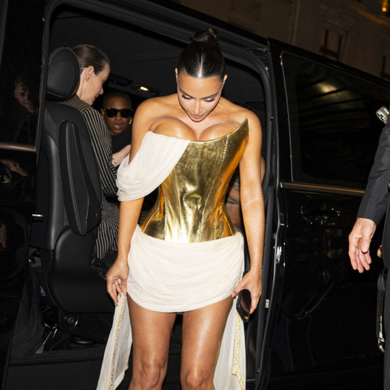 Zlatni korset je "ukrala" i opet šokirala: Kim Kardašijan golim grudima "pozdravila" Pariz FOTO