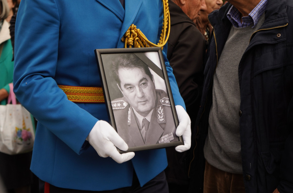 Sahranjen general Nebojša Pavković: Do Aleje zaslužnih velikana ispratio ga veliki broj građana FOTO