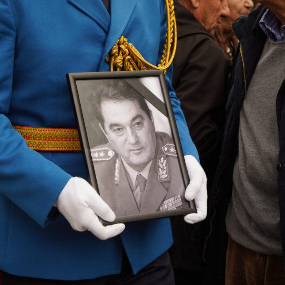 Sahranjen general Nebojša Pavković: Do Aleje zaslužnih velikana ispratio ga veliki broj građana FOTO