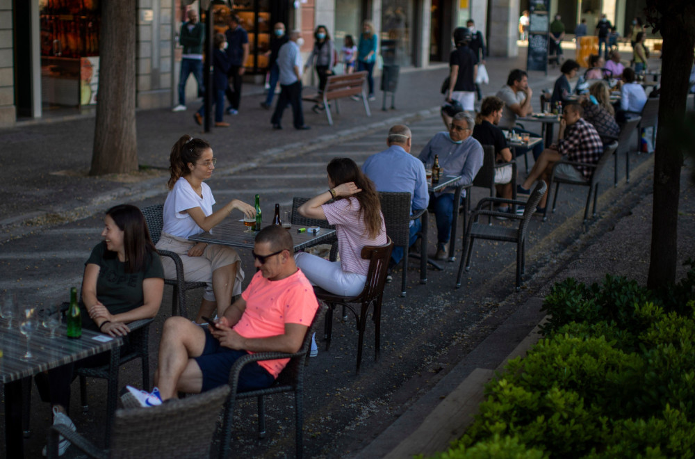 Ojadili španske ugostitelje: Dva meseca im krali stolice, a posle prodavali i u našem komšiluku