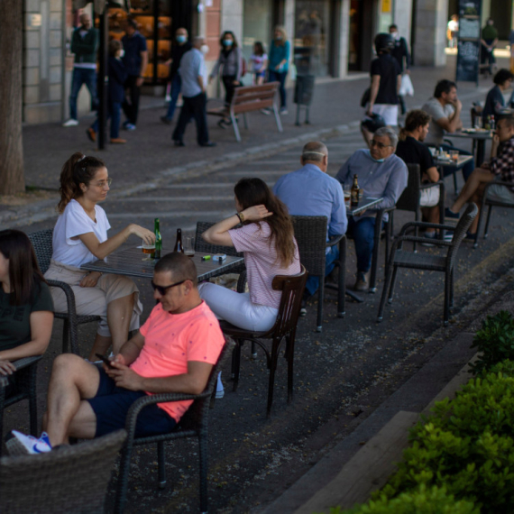 Ojadili španske ugostitelje: Dva meseca im krali stolice, a posle prodavali i u našem komšiluku