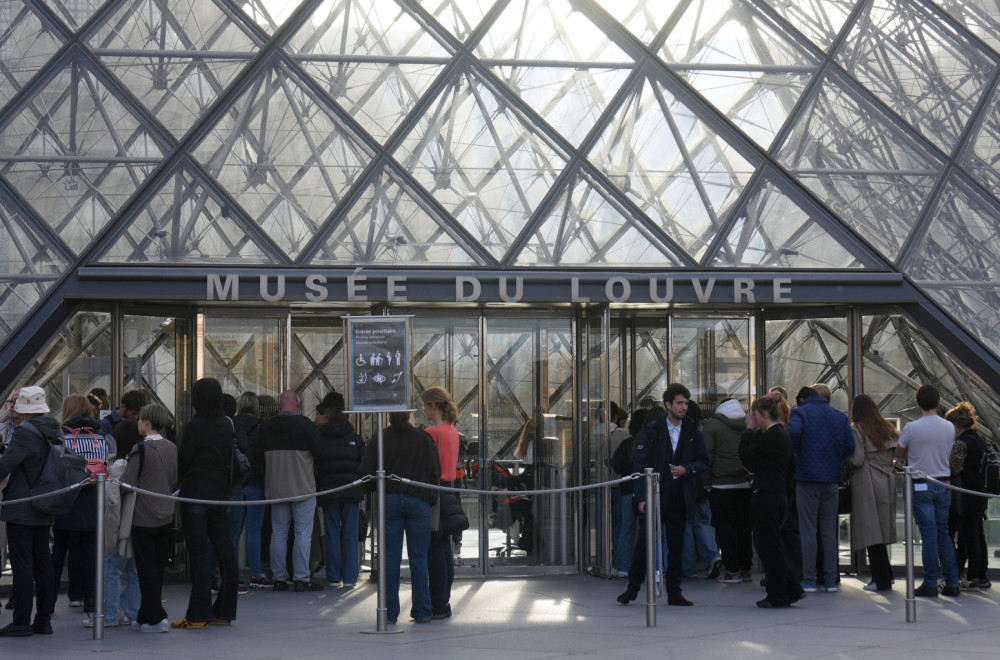 Dve osobe optužene za pljačku u Luvru, troje osumnjičenih oslobođeno
