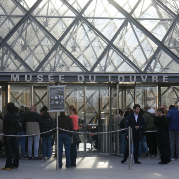 Dve osobe optužene za pljačku u Luvru, troje osumnjičenih oslobođeno