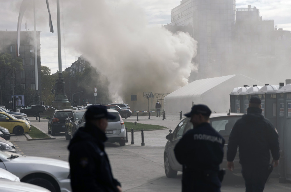 Na podmetnutom snimku iz Ćacilenda nije blokader terorista; Oglasio se čovek koji sedi sa ranjenim Milanom