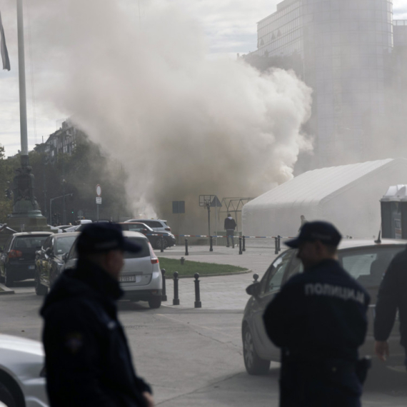 Na podmetnutom snimku iz Ćacilenda nije blokader terorista; Oglasio se čovek koji sedi sa ranjenim Milanom