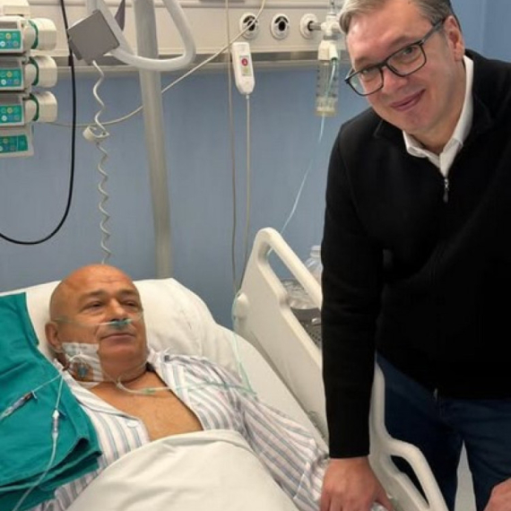Vučić posetio ranjenog čoveka u bolnici: Junak iz Ćacilenda uspešno operisan; Lekari su mu izvadili metak FOTO