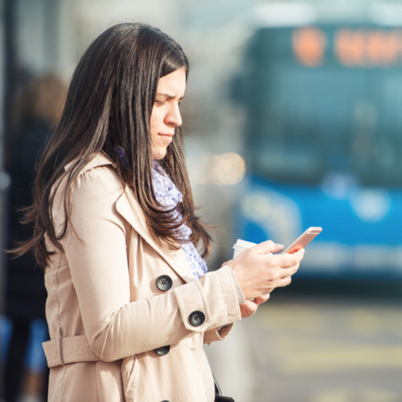Prosula kafu u slivnik da bi stigla na bus: Ubrzo su joj prišli policajci