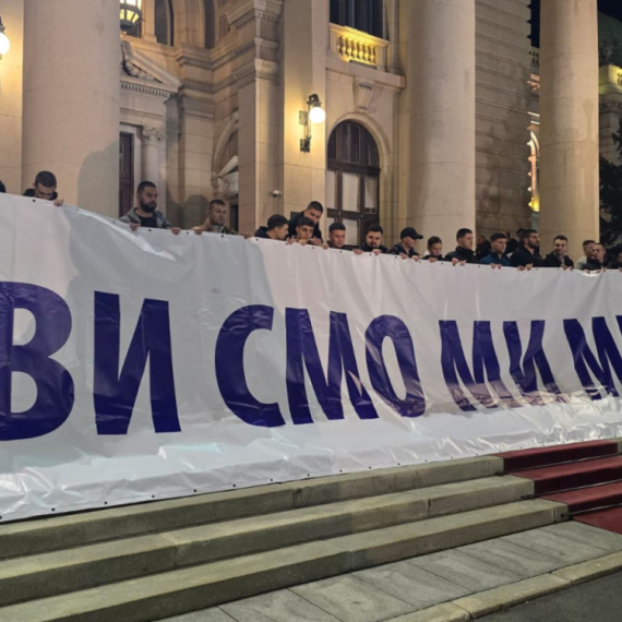 "Svi smo mi Milan"; Transparent u čast čoveka kog je upucao blokader ispred Skupštine FOTO/VIDEO
