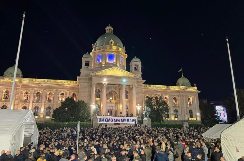 Reporterka N1 oduševljena brojem građana koji podržavaju Vučića: "Veliki broj ljudi ispred Skupštine" VIDEO