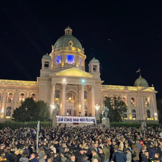 Reporterka N1 oduševljena brojem građana koji podržavaju Vučića: "Veliki broj ljudi ispred Skupštine" VIDEO