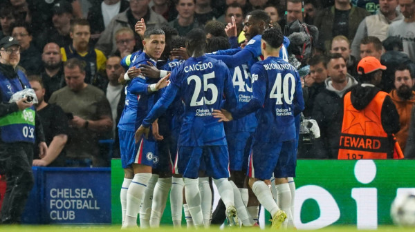 Čelsijevi tinejdžeri petardom ispratili Ajaks iz Londona – ubedljiv i Bajern VIDEO