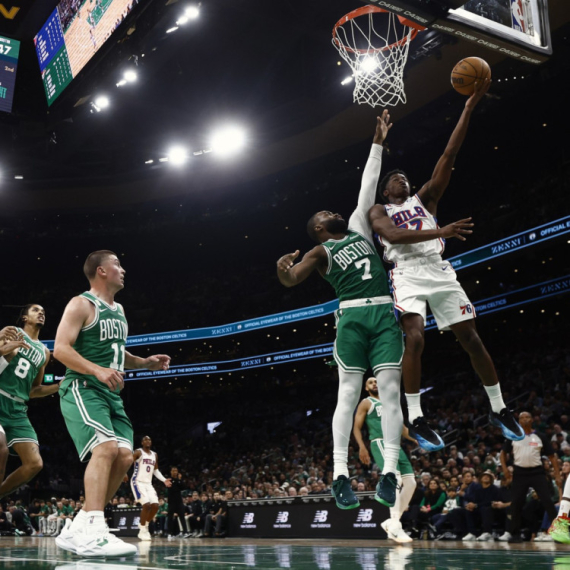 Navijači Siksersa su već zaboravili na Embida VIDEO