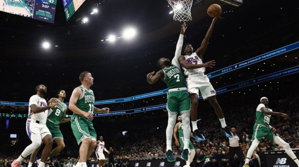 Navijači Siksersa su već zaboravili na Embida VIDEO