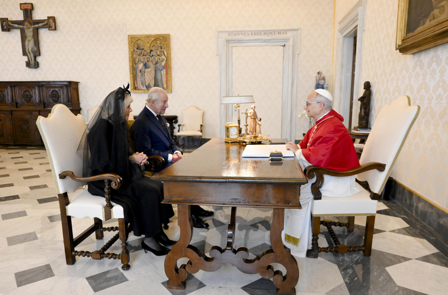 Prvi put posle skoro 500 godina: Britanski monarh moli se sa papom u Vatikanu VIDEO