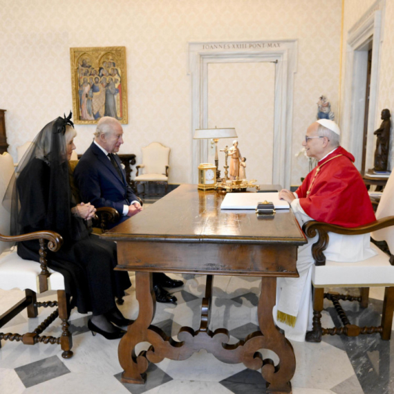 Prvi put posle skoro 500 godina: Britanski monarh moli se sa papom u Vatikanu VIDEO