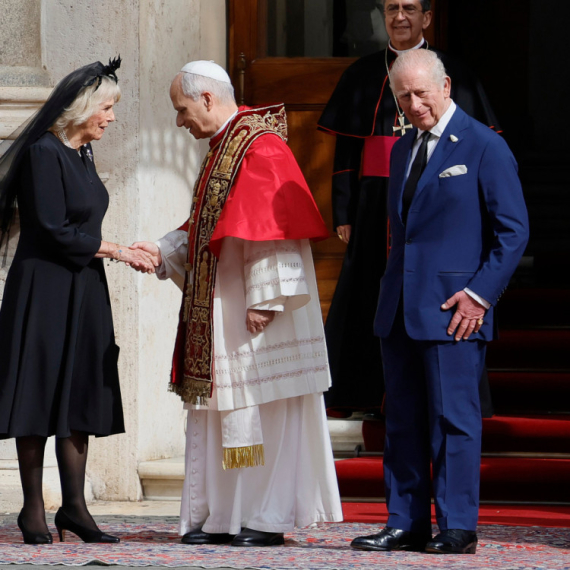 Prvi  zajednička molitva sa papom u poslednjih 500 godina: Kraljica iznenadila dres kodom FOTO